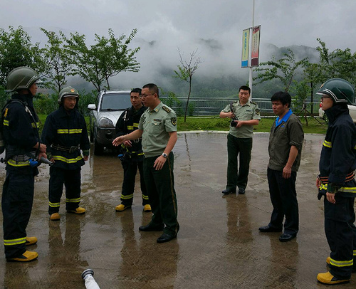 徐敬華：新羅區(qū)消防大隊到龍巖分公司檢查指導“微型消防站”建設(shè)工作。圖為指導消防隊伍進行“三分鐘救險”應(yīng)急演練.jpg