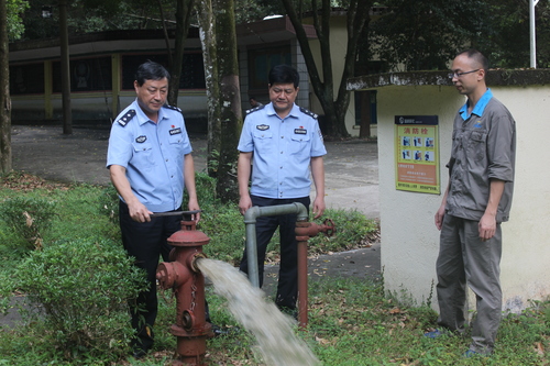 陳余華：檢測室外消防水壓.jpg