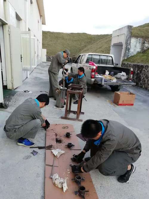 陳群清：龍巖分公司機(jī)修車間人員拆解敏化機(jī)現(xiàn)場(chǎng).jpg