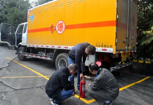 陳宏金：永春分公司組織對危貨運(yùn)輸車進(jìn)行好安全 檢查。.jpg