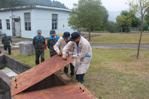 圖為檢查組查看分公司污水排放系統(tǒng).jpg