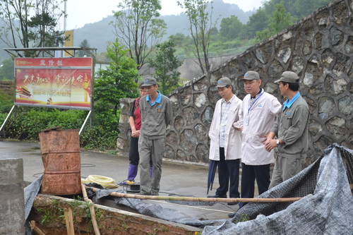 蘇艷麗：祁副總現(xiàn)場勘察了乳化一車間收集池基坑的情況1.jpg