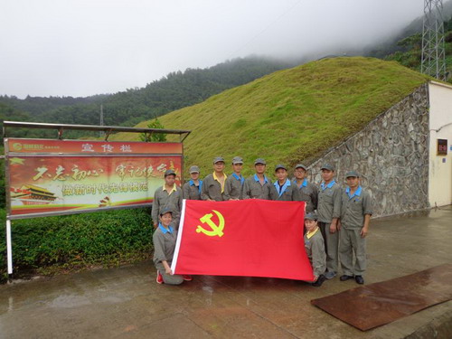 雷韜：龍巖分公司乳化一車間支部開展“守國旗、敬國旗、愛國旗”主題黨日活動_調(diào)整大小.jpg