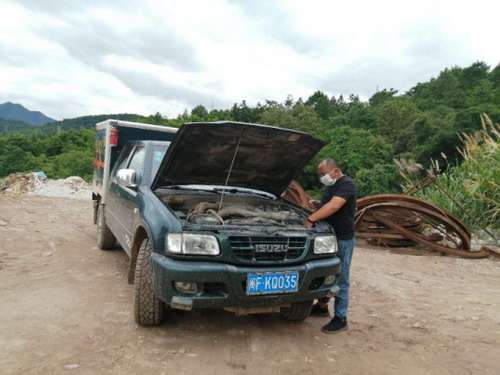 駕駛員張澤慶正在進(jìn)行發(fā)車前的車況檢查_調(diào)整大小.jpg