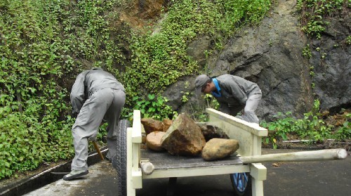 永安分公司盧衍傳+車間職工在清理排水溝1~1.jpg