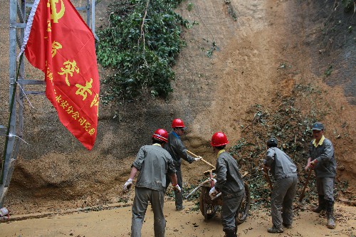 （采用）海峽科化永安分公司劉宏凱：風展紅旗屹中流 災(zāi)后自救顯擔當——海峽科化永安分公司把主題黨日活動開展到災(zāi)后自救第一線照�?~1.jpg