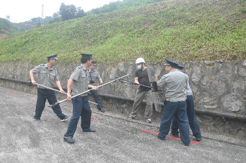 ?？朴来?陳玉�?海峽科化永春分公司組織開(kāi)展反恐�?防盜�?應(yīng)急預(yù)案聯(lián)合演�?(2)~1.jpg