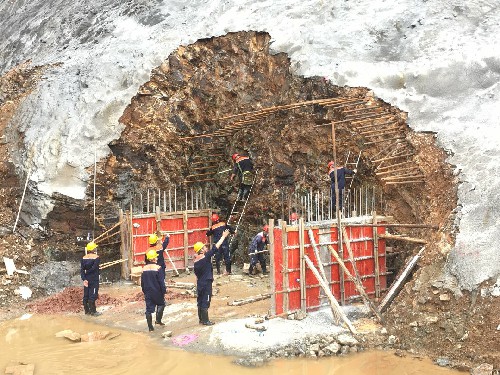 （建議采用）富興建設(shè)+劉睿+紫金山金銅礦低品位銅礦石運輸巷道爆破現(xiàn)場~1.jpg